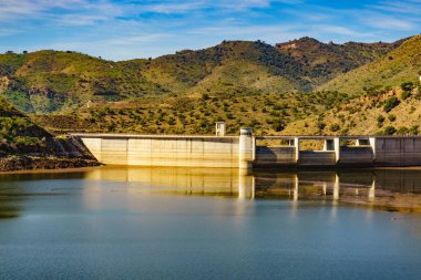 İspanyol manzarası. Casasola Barajı ve çevresindeki kırsal bölge, Endülüs, İspanya