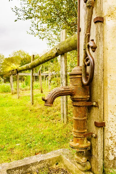 Alte Alte Handwasserpumpe Garten — Stockfoto