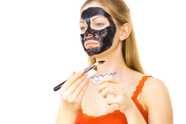 Kobieta Nakładająca Czarną Maskę Błotną Twarz Dziewczyna Dbająca Skórę Leczenie — Zdjęcie stockowe