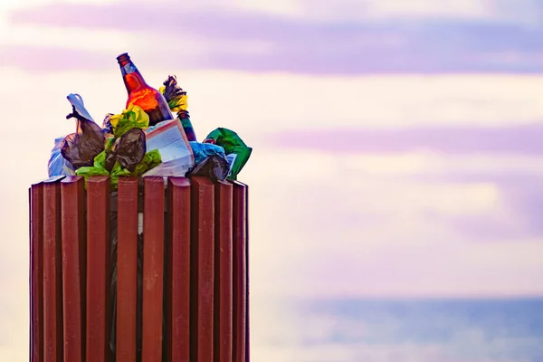 海辺の風景 ゴミでいっぱいのゴミ箱で海の海岸 ビーチをきれいに保つ — ストック写真