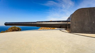 Turistik bir yer. Castillitos bataryası, İspanya Cartagena, Cabo Tinoso. Sahil savunma için askeri top, donanma topları. Mazerron Silahları.