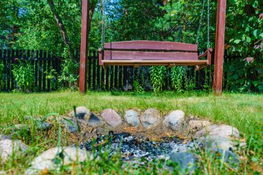 Kamp ateşi ve salıncaklı bahçe.
