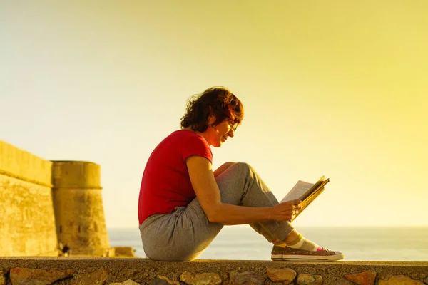 Dojrzała Turystka Relaksująca Się Wybrzeżu Książki Cieszyć Się Świeżym Powietrzem — Zdjęcie stockowe