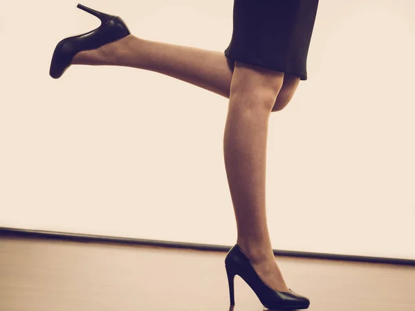 Неузнаваемая Женщина Платье Юбке Черных Элегантных Высоких Каблуках — стоковое фото