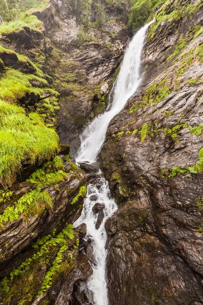 ノルウェーのスバンダルフォッセン ノルウェーの山々の滝 国家観光客 Ryfilke Route — ストック写真