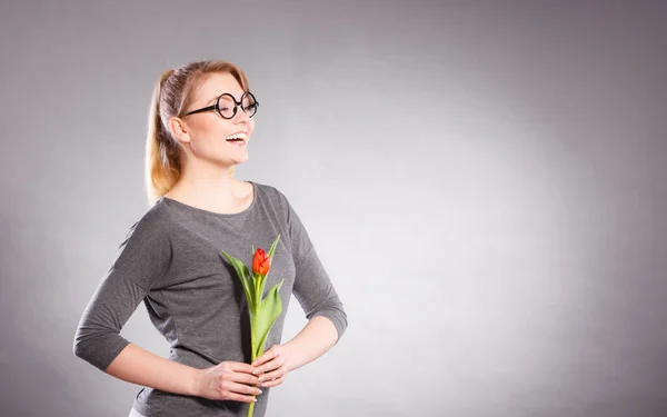 Счастье Удовлетворенность Жизнью Блондинка Очках Красным Зеленым Тюльпаном Счастливая Девушка — стоковое фото