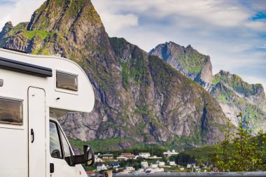 Yaz mevsiminde Reine köyü, Lofoten Norveç 'te karavan evi ve fiyort manzarası. Doğada kamp yapmak. Tatiller ve karavanla seyahat.