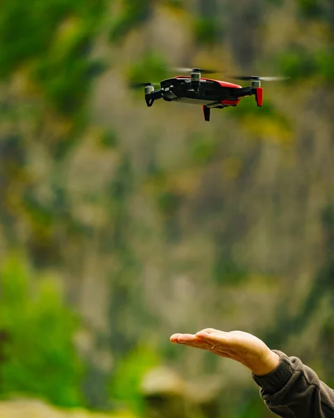 Avviare Drone Lanciando Dalle Mani Piccolo Elicottero Moderno Con Macchina — Foto Stock