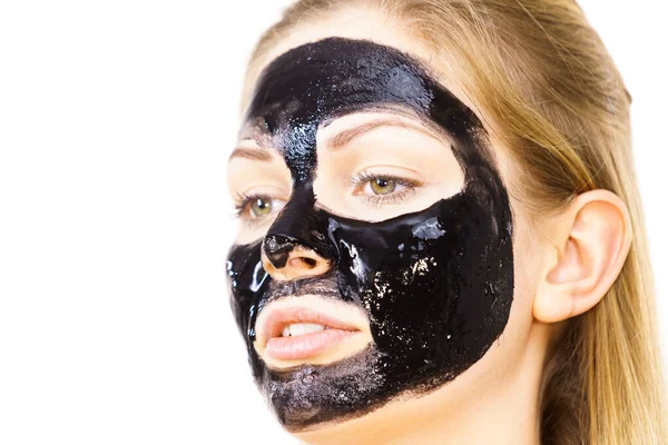 Junge Frau Trägt Schwarze Carbo Detox Maske Auf Ihr Gesicht — Stockfoto