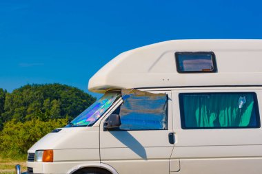 Kamp aracı yazın doğada kamp yapıyor. Karavanla seyahat ediyorum. Karavan tatili.