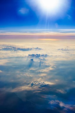 Uçak penceresinden bulutlara görüntüle