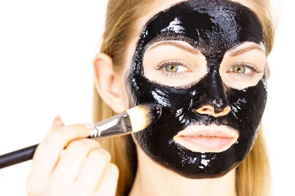 Jonge Vrouw Met Borstel Zwarte Detox Peel Masker Haar Gezicht — Stockfoto