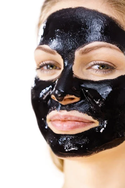 Ung Kvinne Med Kosmetikk Ansiktet Karboavrusning Svart Skall Maske Spa – stockfoto