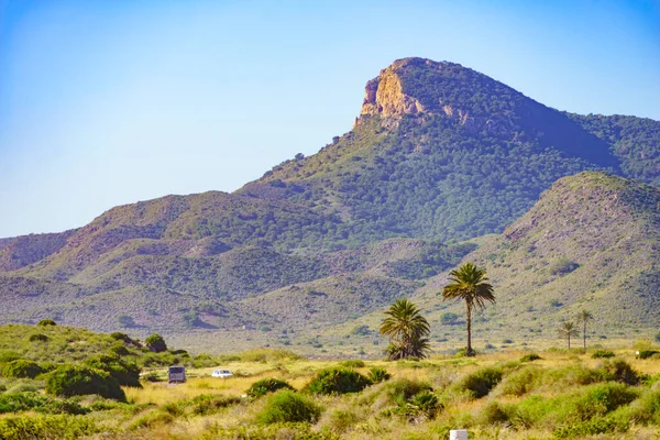Akdeniz kıyısı manzarası, Murcia bölgesindeki İspanyol kıyı şeridi. Calblanque Bölge Parkı. Turist eğlencesi.