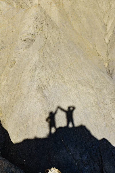 Shadow Two People Rock Hiking Stone Mountains Couple Holdings Hands — Stock Photo, Image