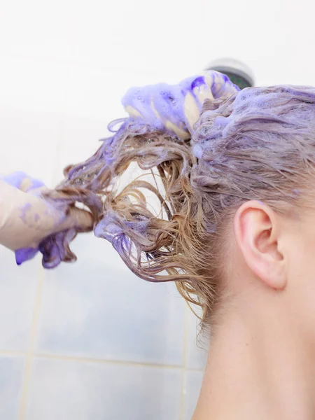 Женщина Намазывает Шампунь Волосы Женщины Фиолетовый Стиральный Продукт Тонирование Блондинка — стоковое фото