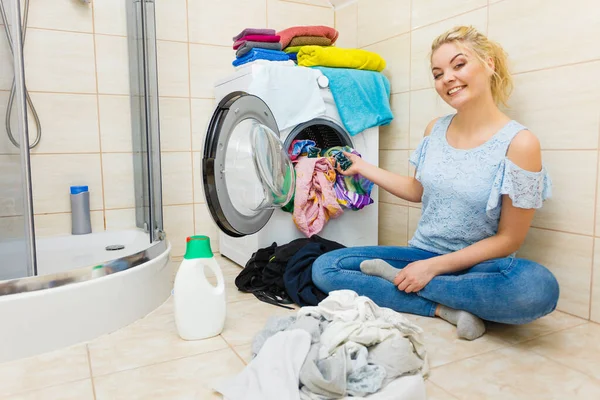 Mujer Baño Clasificando Ropa Diferentes Colores Para Lavar Máquina Utilizando — Foto de Stock