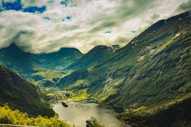 Fiyort Geirangerfjord yolcu gemileriyle, Norveç 'in Ornesvingen bakış açısından. Seyahat hedefi