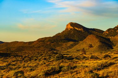 Akdeniz kıyısı manzarası, Murcia bölgesindeki İspanyol kıyı şeridi. Calblanque Bölge Parkı. Turist eğlencesi.