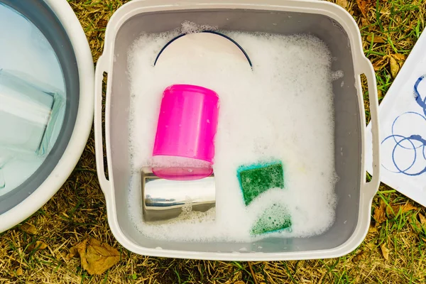Мыть Посуду Миске Свежем Воздухе Посудомоечная Машина Открытом Воздухе Кемпинге — стоковое фото