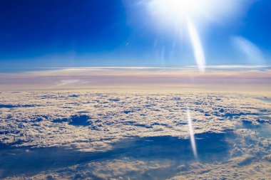 Uçak penceresinden bulutlara görüntüle