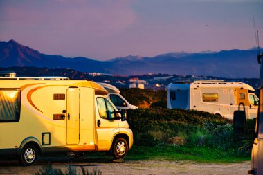 Akdeniz kıyısında karavan kampı, Torrecarbonera plajı, Punta Mala, Alcaidesa, İspanya. Tatil ve seyyar evlerde seyahat.