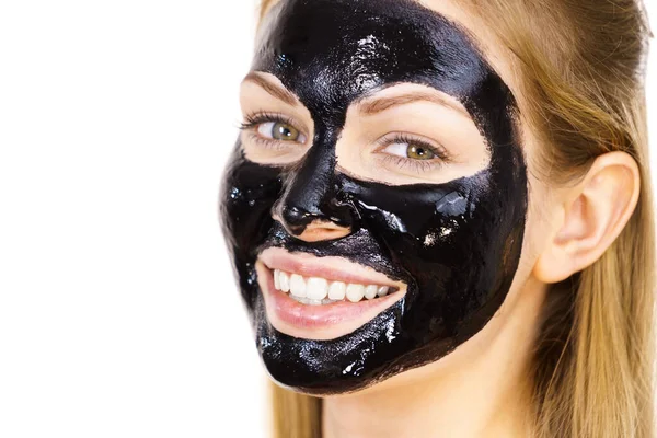Mladá Žena Kosmetickým Obličejem Černou Maskou Detoxikaci Carbo Lázeňská Léčba — Stock fotografie