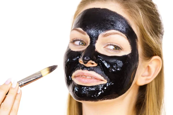 Jovem Aplicando Com Escova Preto Desintoxicação Descascar Máscara Para Rosto — Fotografia de Stock