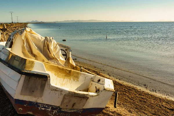 Vecchia Barca Pesca Sulla Riva Del Mare Paesaggio Costiero Mediterraneo — Foto Stock