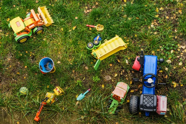 Leksaker Utomhus Grönt Gräs Ovanifrån — Stockfoto