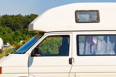 Kamp aracı yazın doğada kamp yapıyor. Karavanla seyahat ediyorum. Karavan tatili.