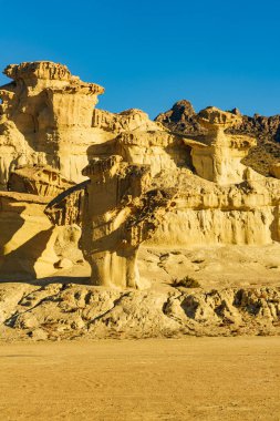 Büyülü şehir Bolnuevo, sarı kumtaşı şekilleri, kaya oluşumları, Murcia İspanya. Turist eğlencesi.