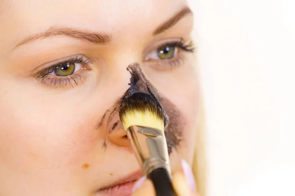 Mujer Joven Que Aplica Con Cepillo Mascarilla Purificadora Carbón Cosmético — Foto de Stock