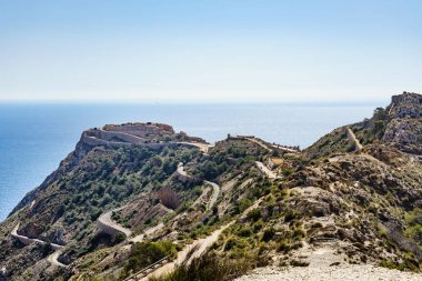 İspanya 'da turistik yerler. Cartagena yakınlarındaki Castillitos bataryası, Cabo Tinoso. Deniz ufkuyla uzaklıktan görünüm.