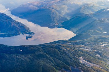 Uçaktan Norveç fiyortlarına kadar manzarayı izleyin. Norveç İskandinavya üzerinde uçan uçaklar.