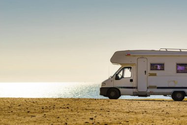 İspanya 'nın Akdeniz kıyısındaki karavan karavanı. Kumsalda vahşi bir kamp. Tatiller ve karavanla seyahat.