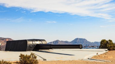 Turistik bir yer. Castillitos bataryası, İspanya Cartagena, Cabo Tinoso. Sahil savunma için askeri top, donanma topları. Mezranon Silahları.