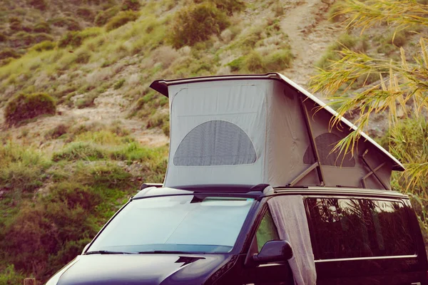 Samochód Kempingowy Namiotem Dachu Wybrzeżu Morza Śródziemnego Wakacje Podróże Domu — Zdjęcie stockowe