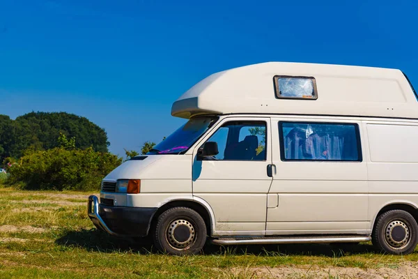 Camper Van Camping Naturen Sommaren Reser Med Husbil Husvagnssemester — Stockfoto