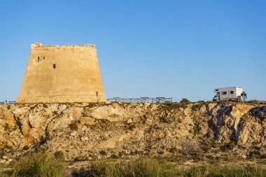 Mesa Roldán Kulesi 'ndeki karavan evi. Cabo de Gata Nijar Doğal Parkı, Endülüs İspanya. Carboneras Turist Çekimi.