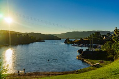 Norveç 'teki fiyort manzarası. Yaz zamanı.