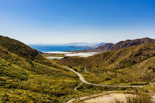 スペインの山々の風景や谷に多くの温室と海の海岸の景色 観光地への曲がりくねった道 Castillitos Battery — ストック写真