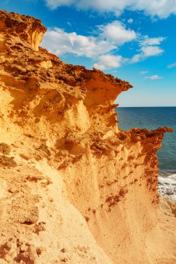 Akdeniz 'de sarı kum oluşumları olan Cocedores Sahili, Murcia bölgesi İspanya.