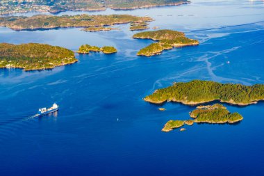 Uçaktan Norveç fiyortlarına kadar manzarayı izleyin. Norveç İskandinavya üzerinde uçan uçaklar.