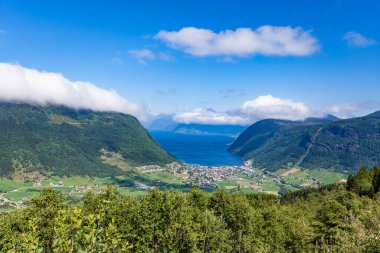 Norveç 'in batısındaki Stolsheimen fiyordunda Vik köyü olan dağlar vadisi. Norveç yaz manzarası. Tatil ve seyahat.