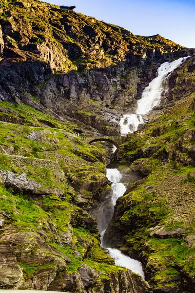 挪威欧洲的特罗尔斯特根山路风景秀丽 瀑布和桥上方的观景台 国家旅游路线 — 图库照片