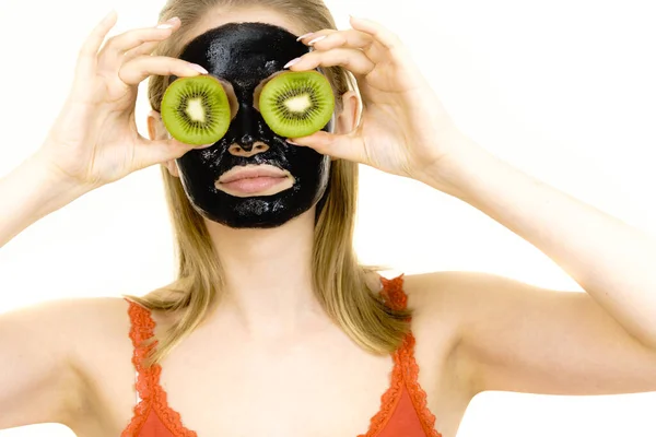 Wanita Muda Dengan Masker Kulit Hitam Karbo Wajahnya Memegang Bagian — Stok Foto