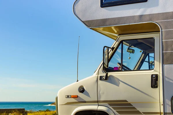 Camper Κάμπινγκ Στην Παραλία Ακτή Της Θάλασσας Διακοπές Αυτοκίνητο — Φωτογραφία Αρχείου