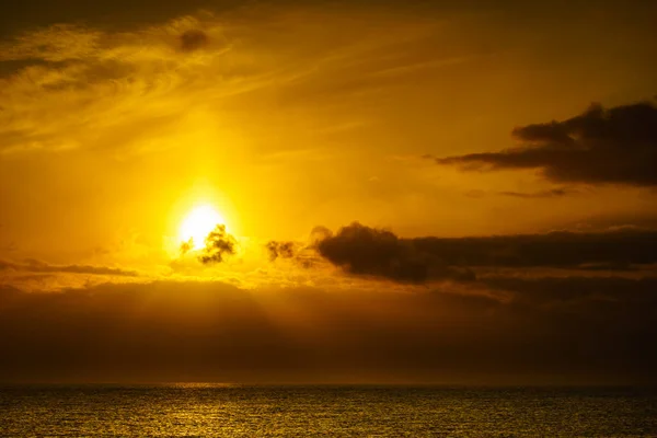Восход Солнца Над Морем Яркое Солнце Поверхностью Воды Солнце Над — стоковое фото