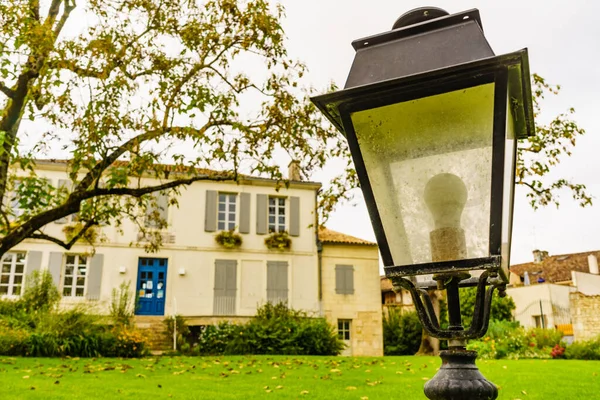 Coulon Liten Stad Frankrike Trädgårdslampa Och Gammal Arkitekturbyggnad Avstånd — Stockfoto